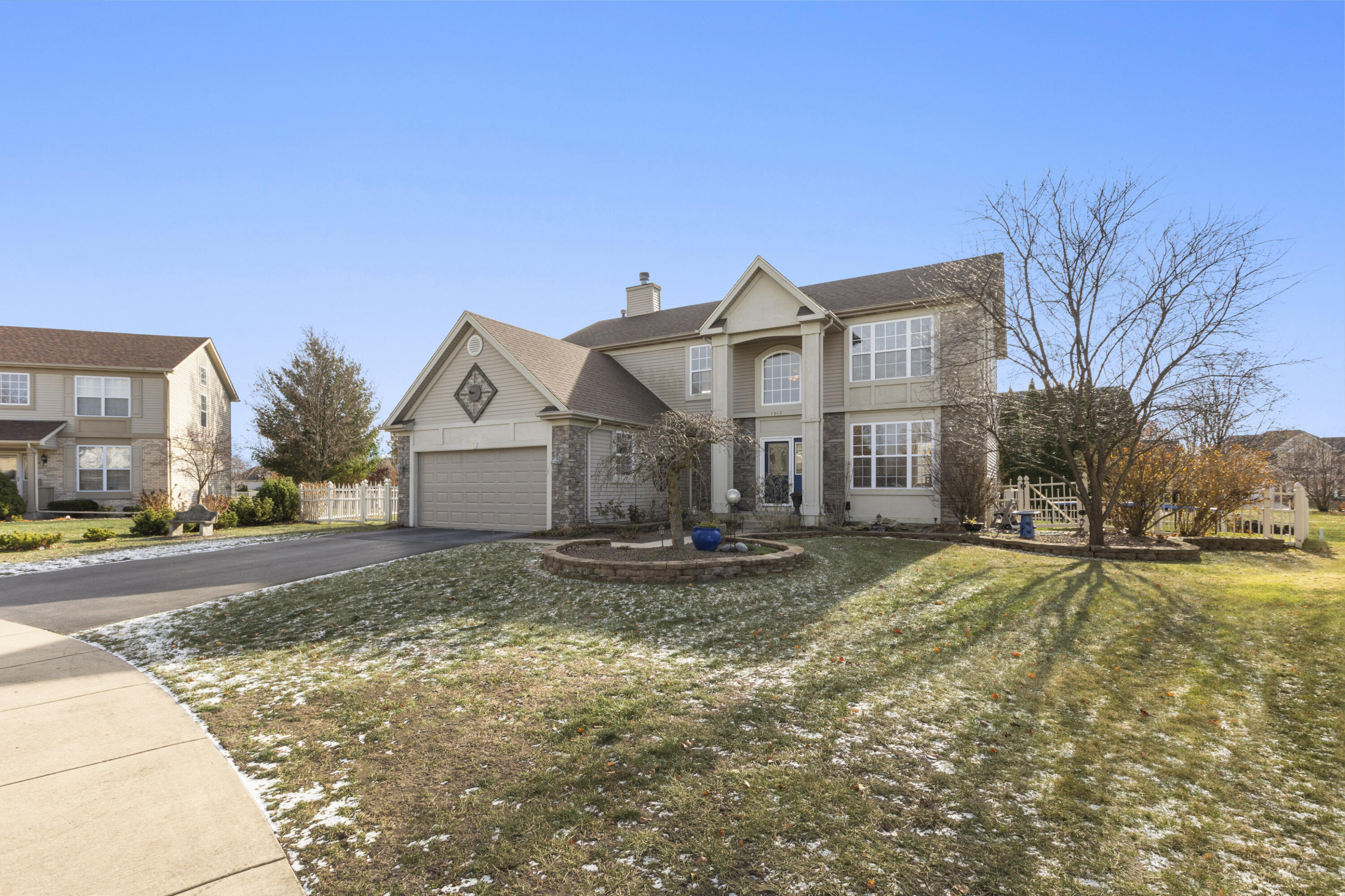 a view of a house with a yard