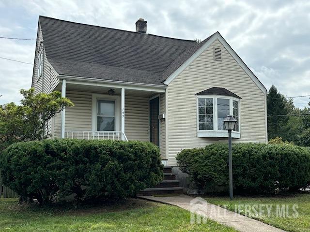 a view of a house with backyard and garden