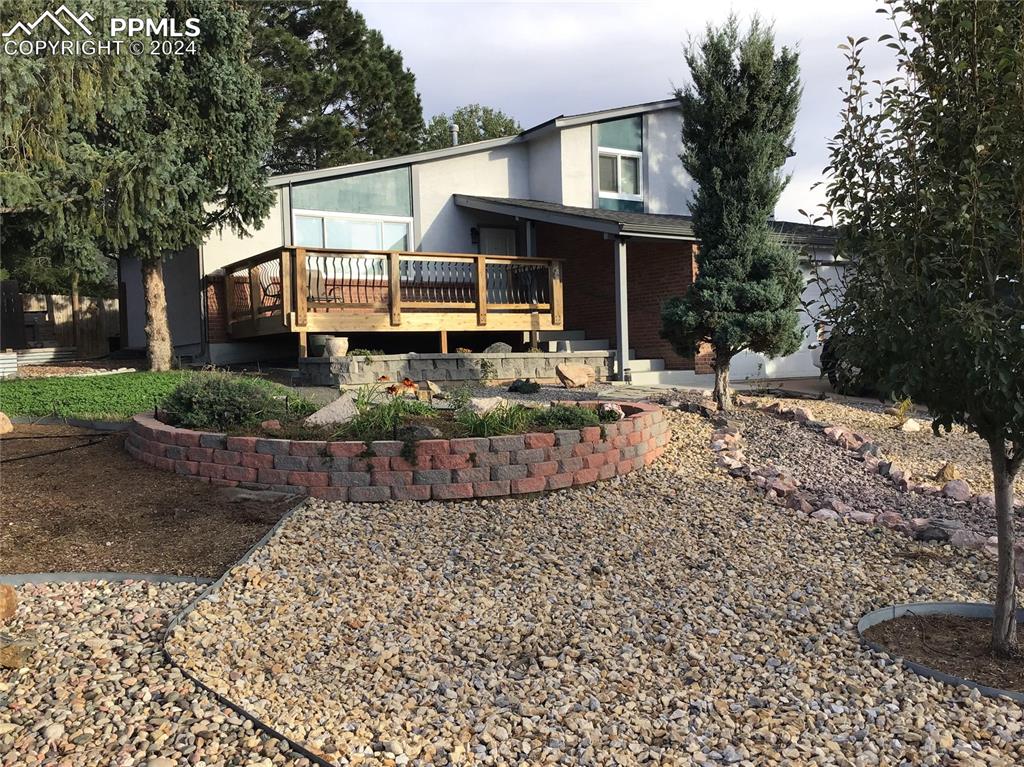 a view of a house with backyard and sitting area