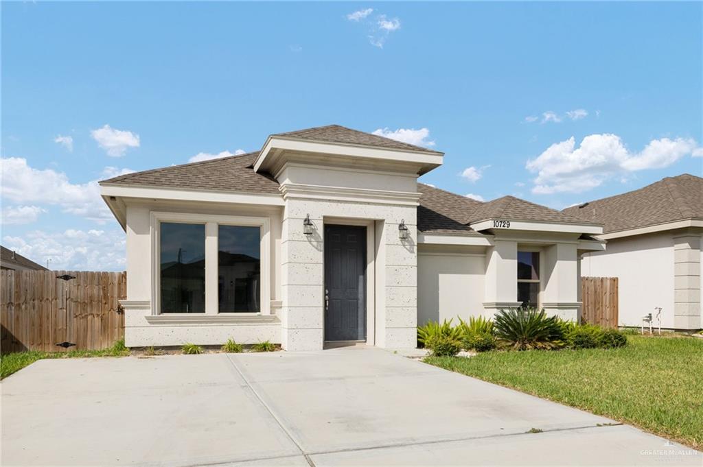 Prairie-style home featuring a front yard