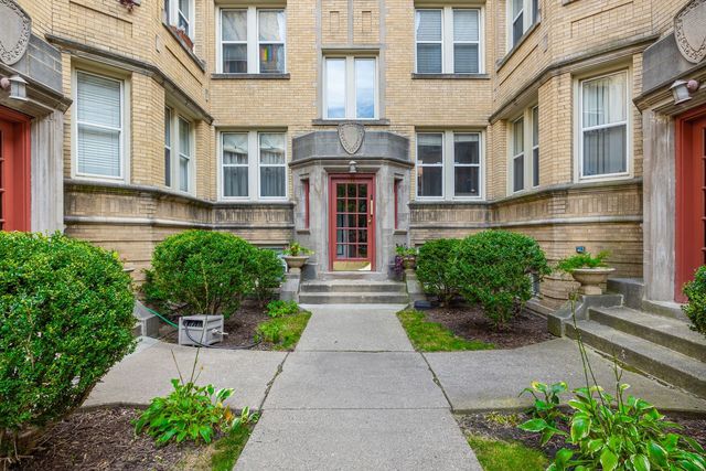 $360,000 | 6815 North Lakewood Avenue, Unit 3S | East Rogers Park