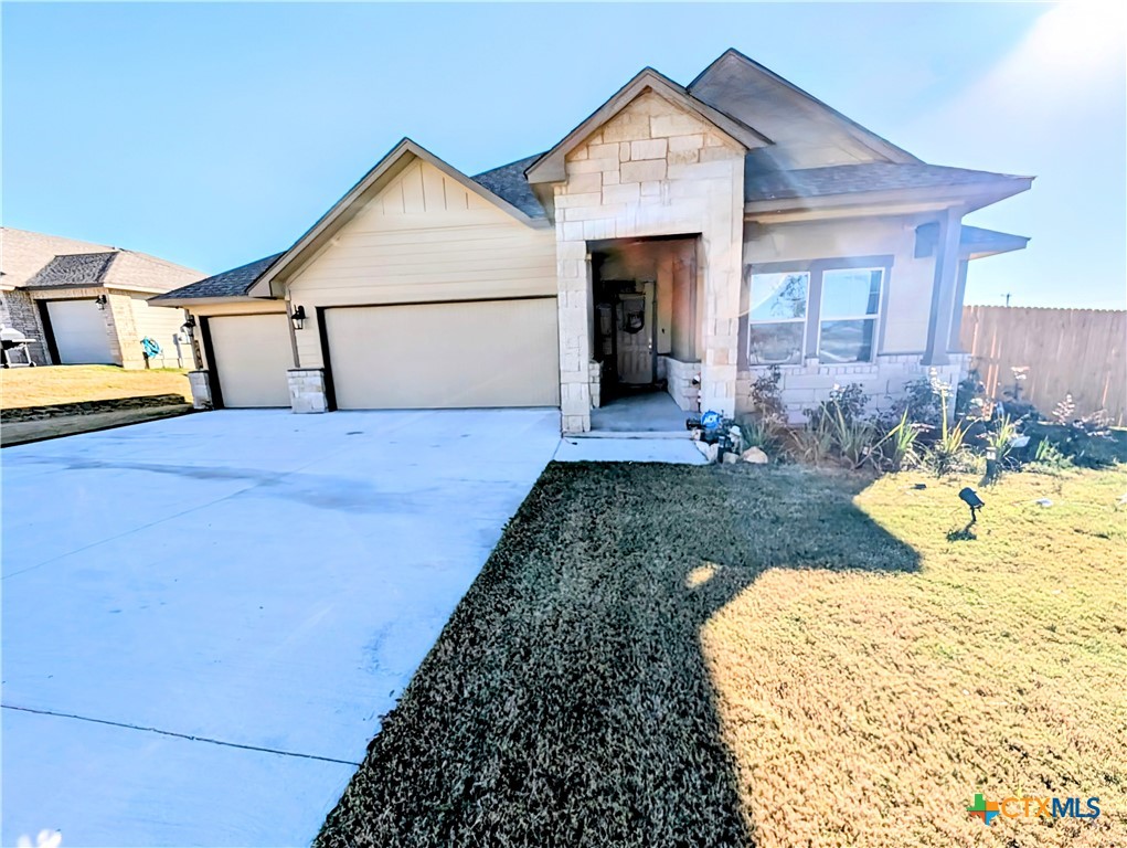 a view of backyard of the house