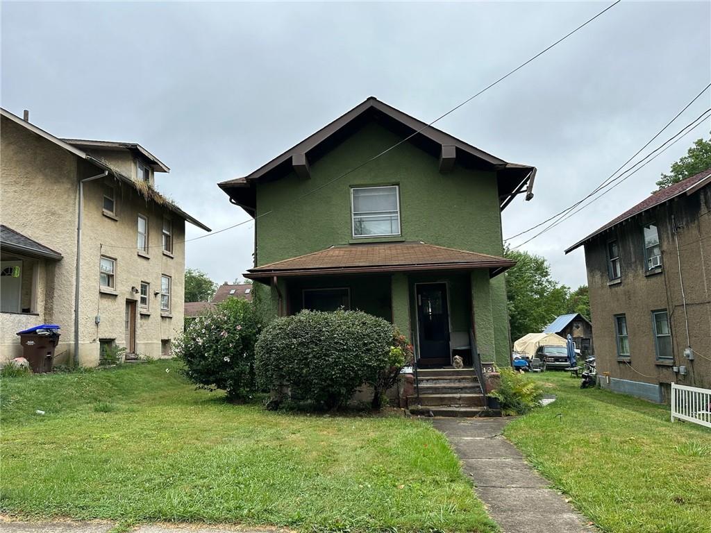 a view of a house with a yard