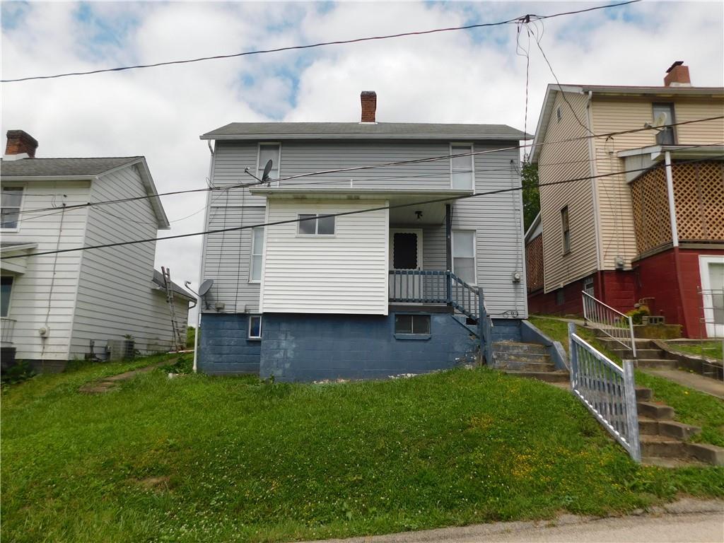 a view of a house with a backyard