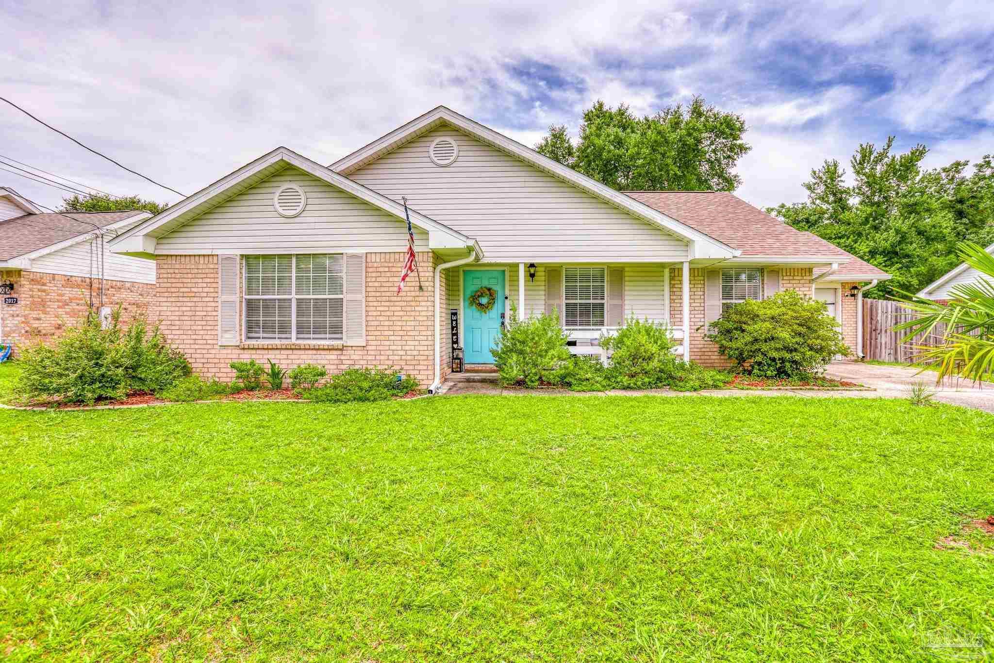 a view of a house with backyard and garden