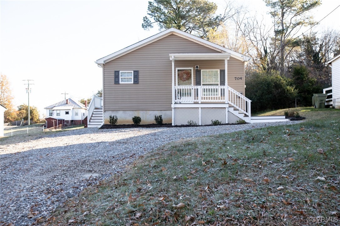 a view of a house with backyard and trees