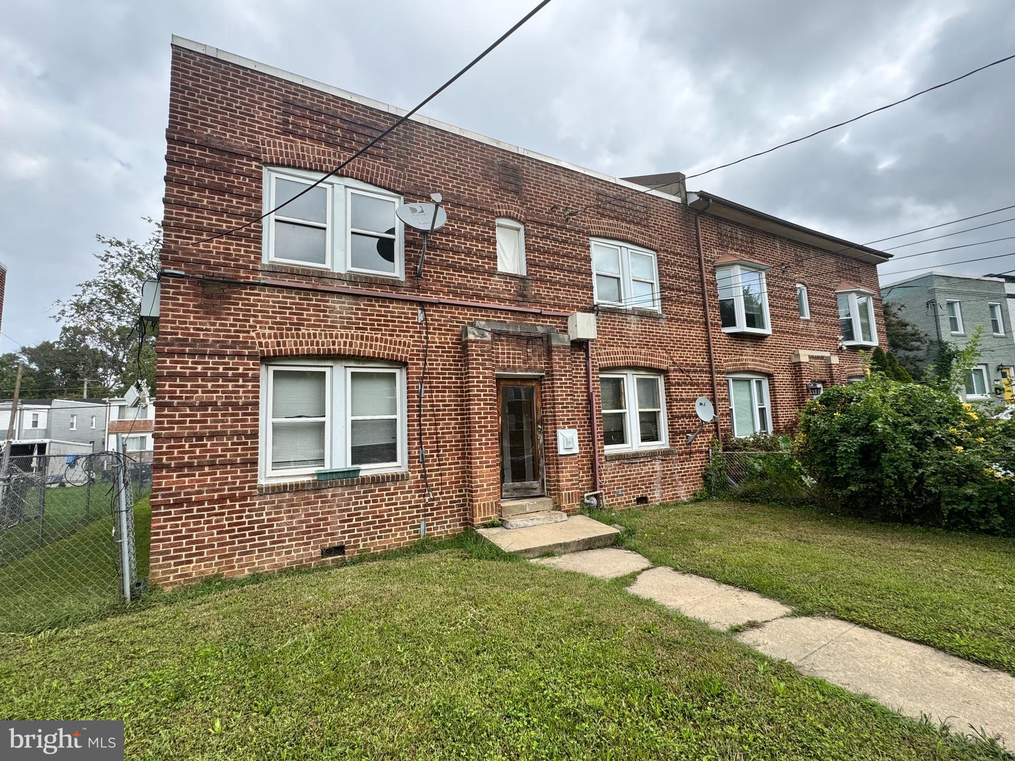 a brick building that has a lots of windows in it