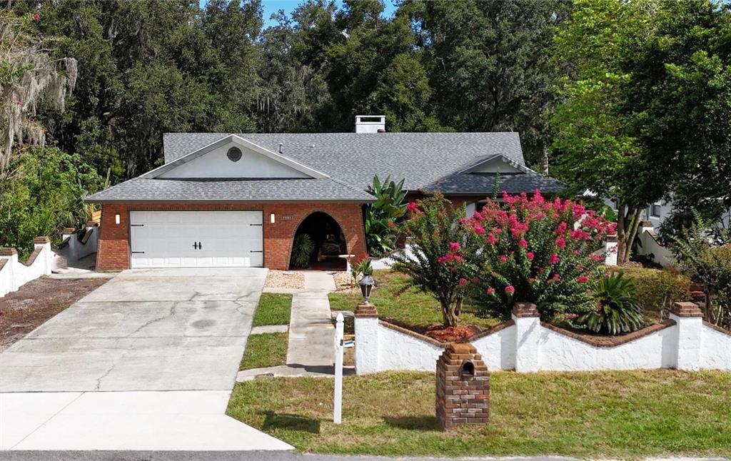 a view of a yard in front of the house