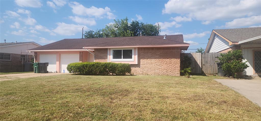 a view of a house with a yard and garage