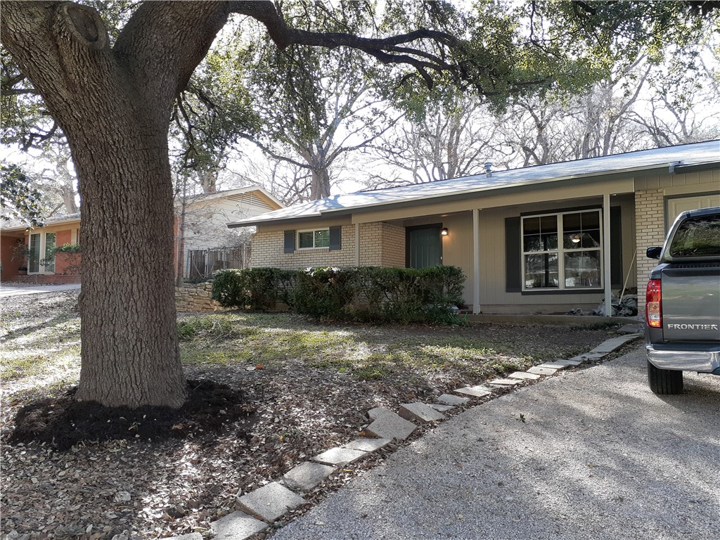 a view of a house with backyard and sitting area