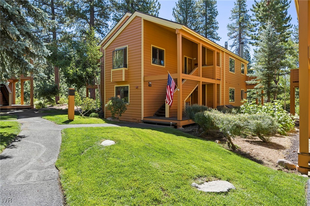 a view of a house with backyard and garden