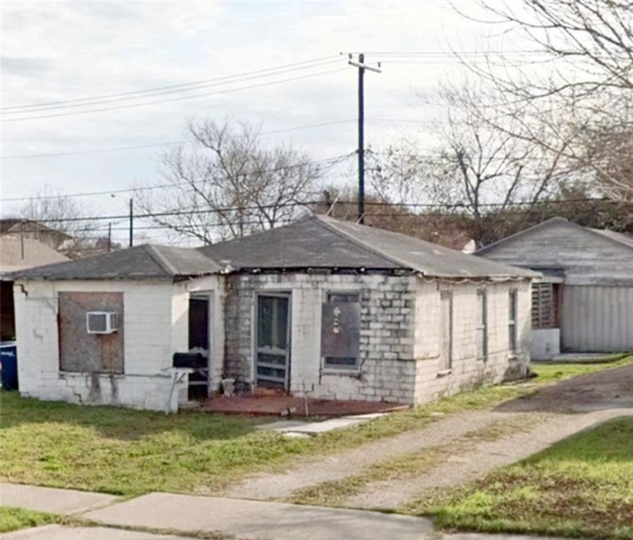 a view of a house with a outdoor space