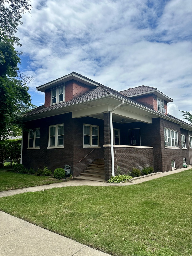 a view of house with yard