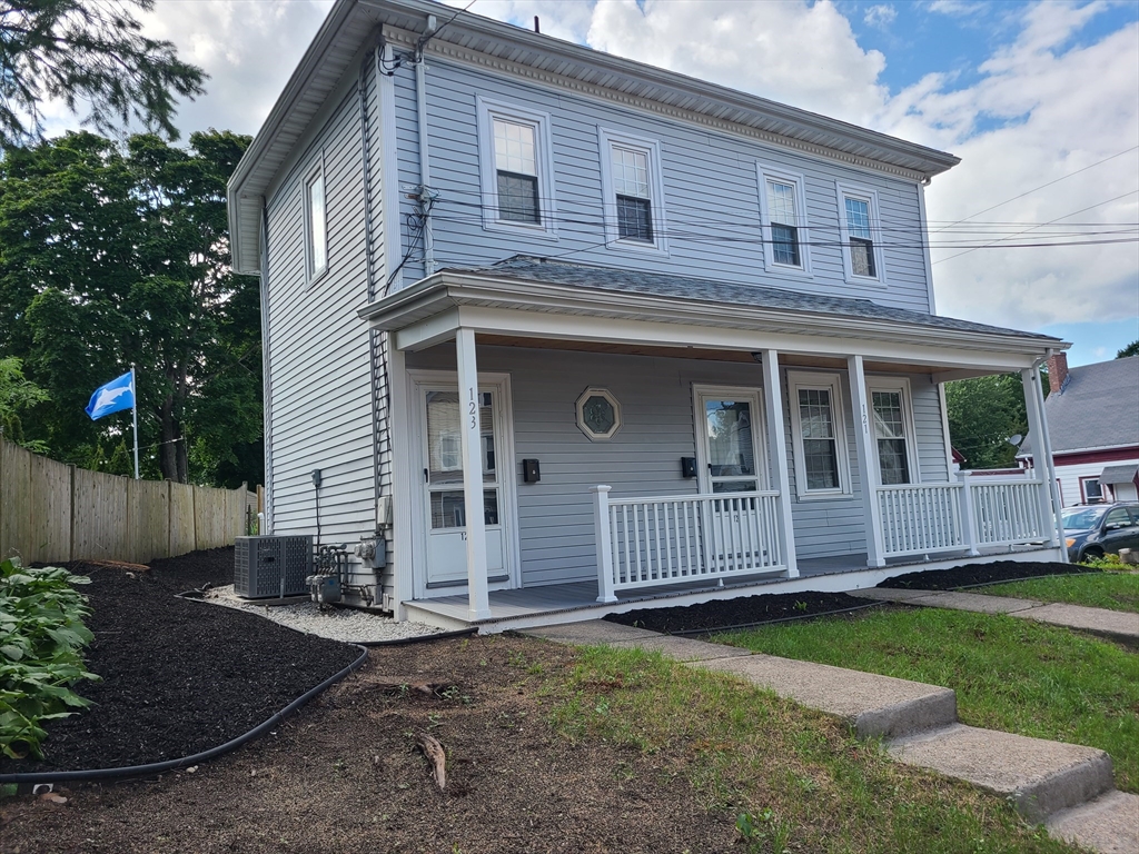 a view of a house with a yard