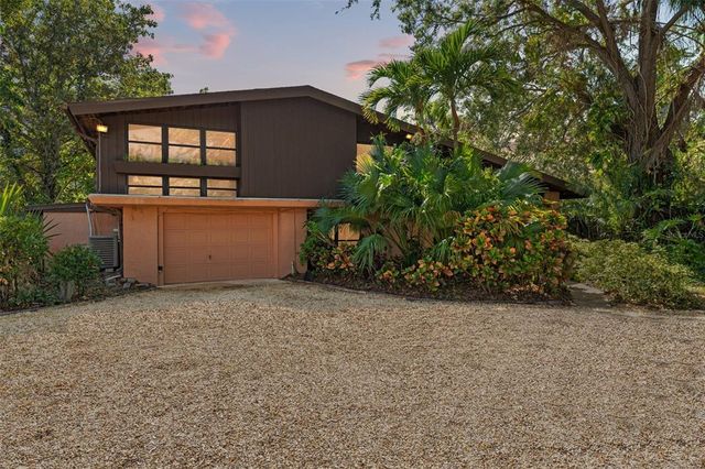 $900,000 | 736 69th Avenue South | Greater Pinellas Point