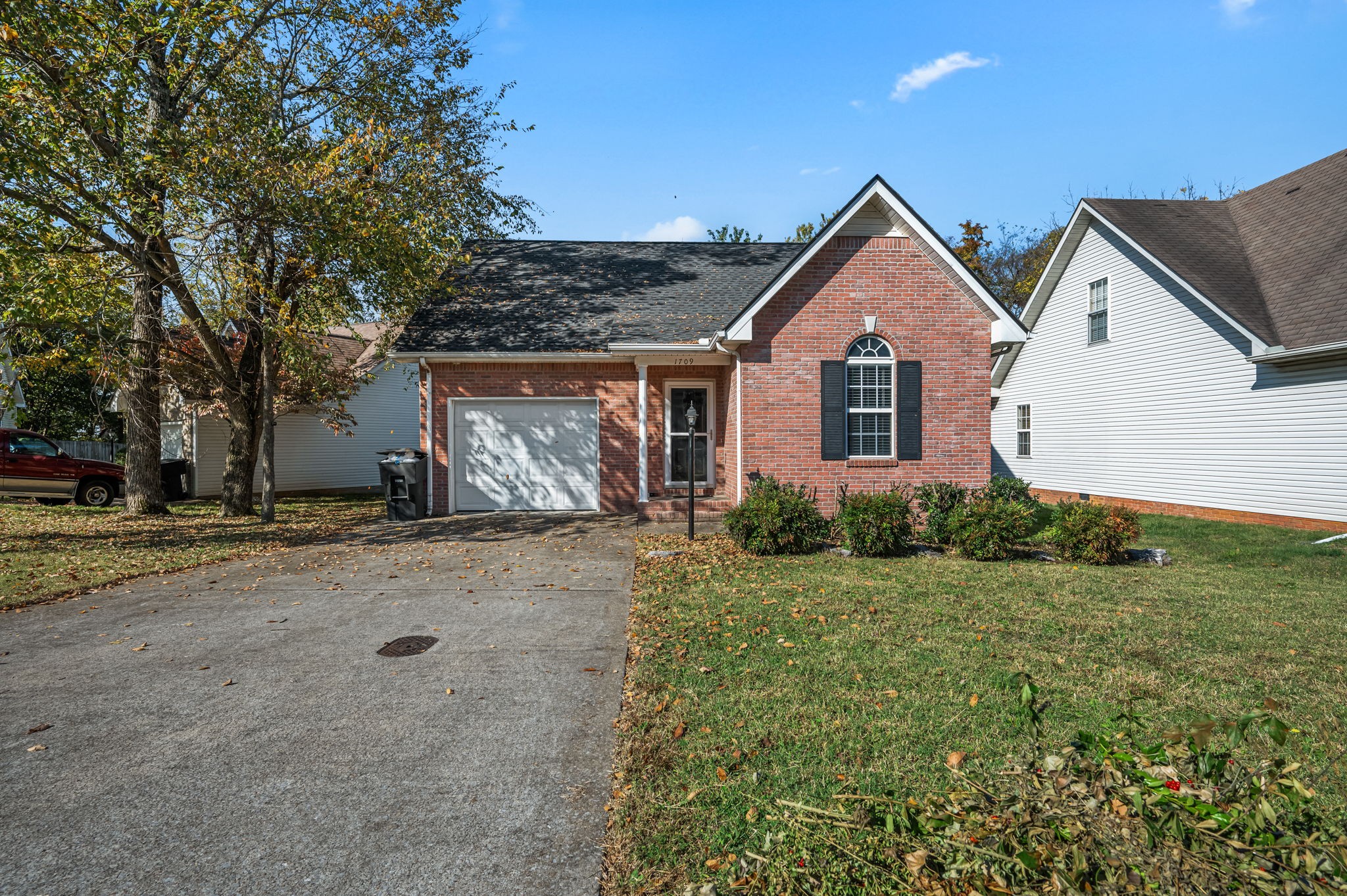 a view of a house with backyard and garden