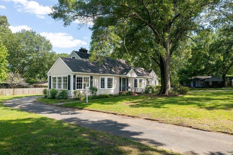 Cape cod home featuring a front yard