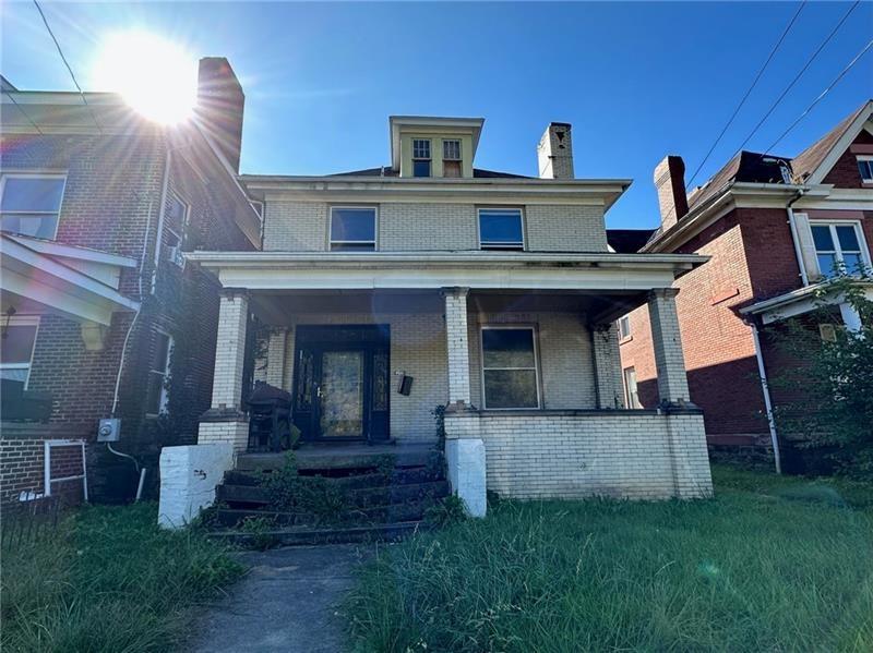 a view of a house with a yard