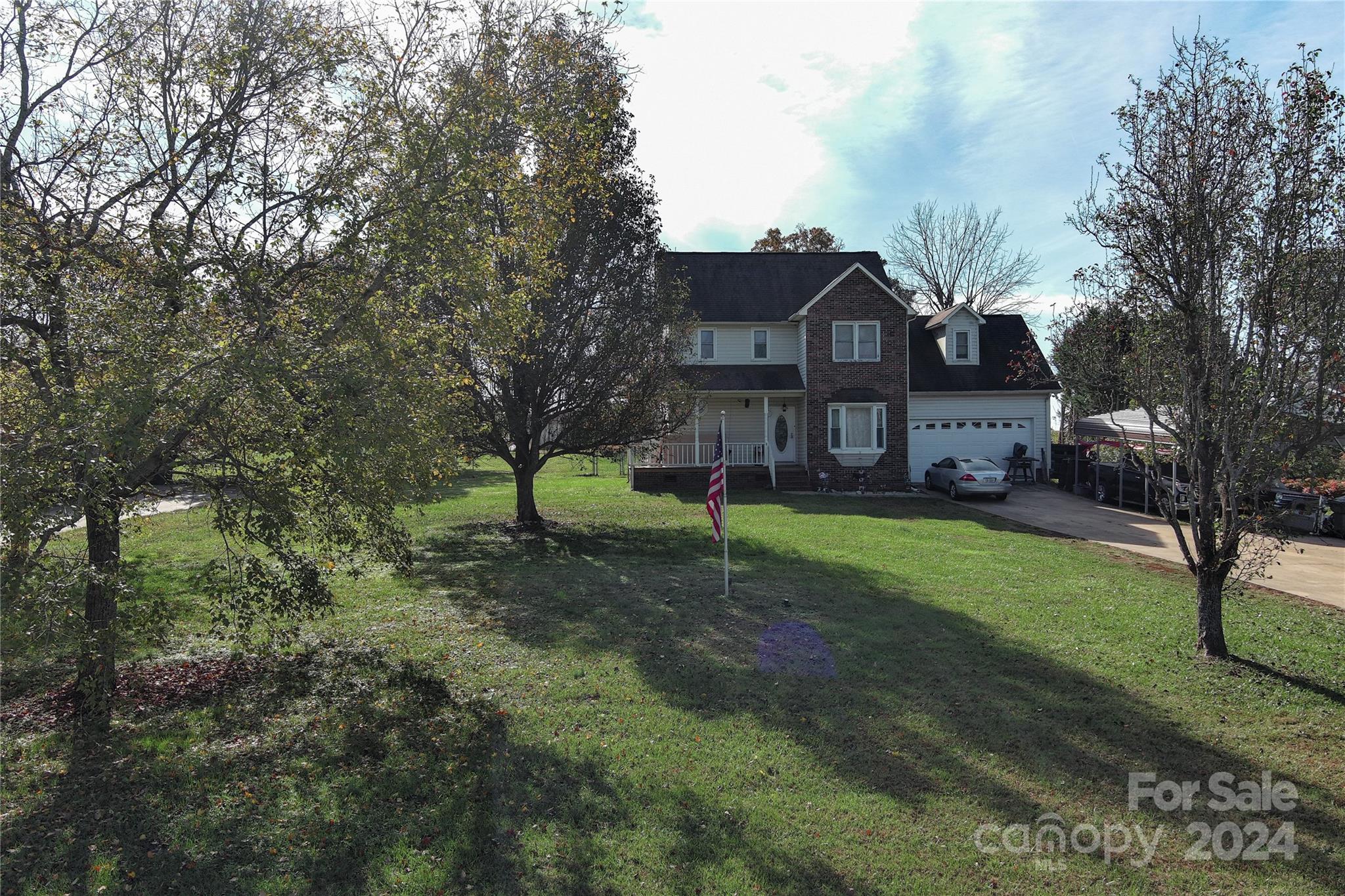 a view of a house with a yard