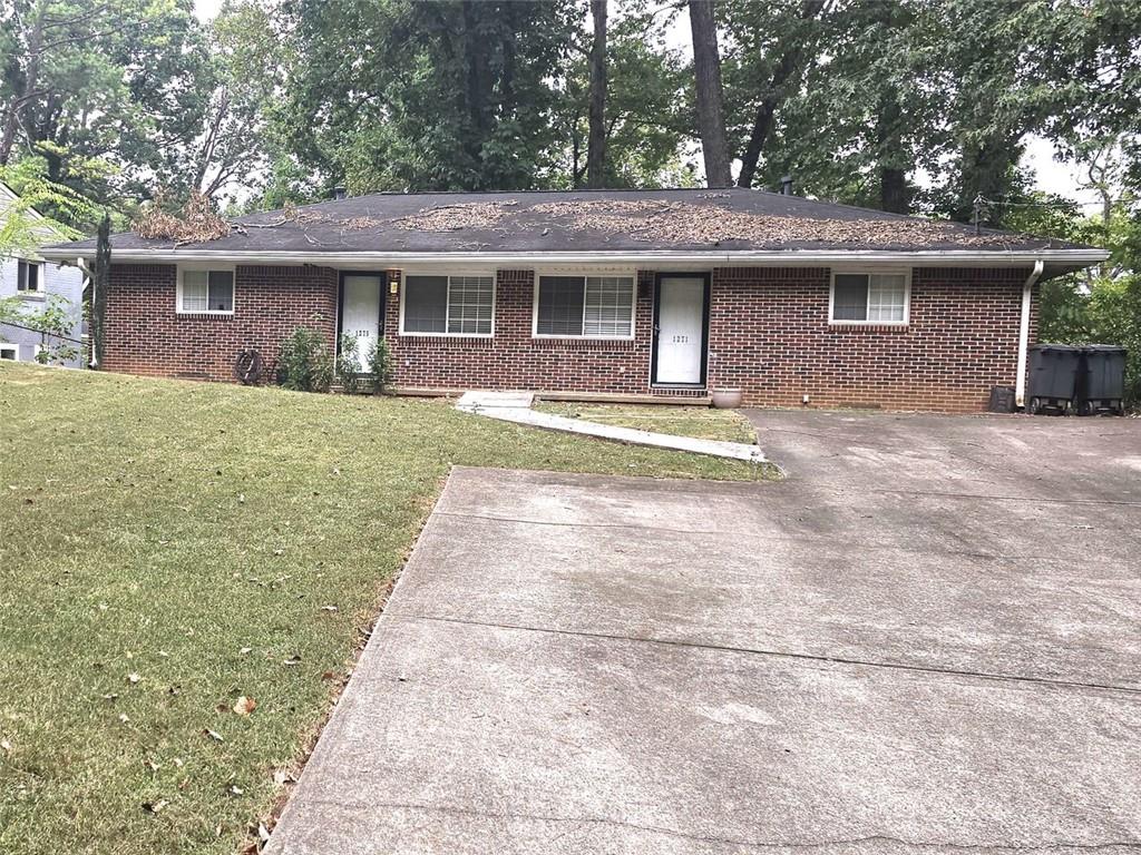 a view of a yard in front of house