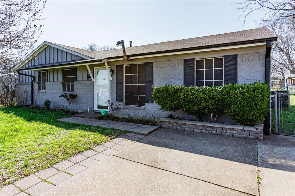 a view of a house with yard and plants