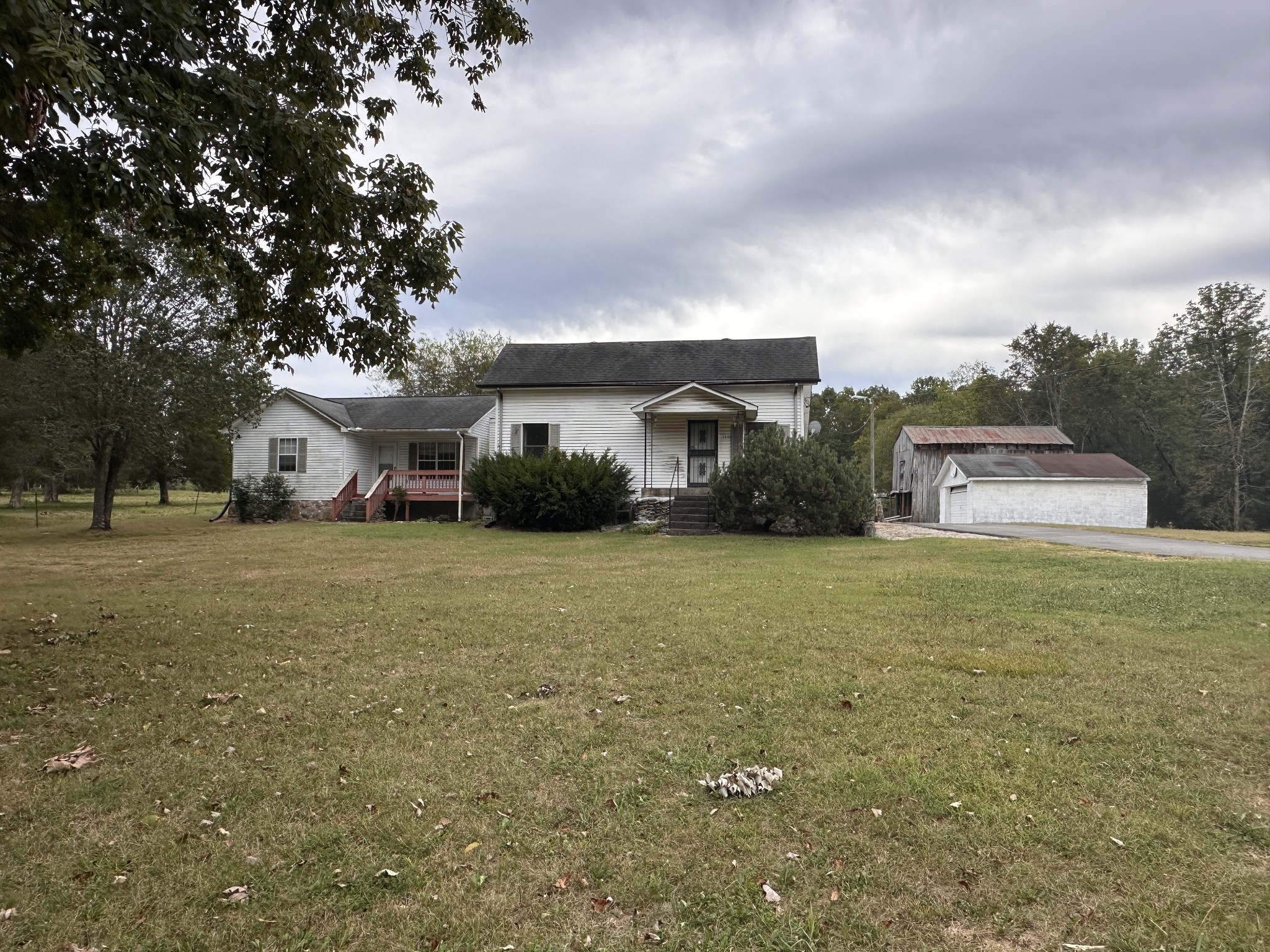 a view of a house with backyard and garden