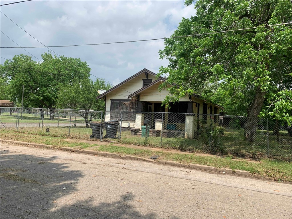 a view of a house with a backyard and a area