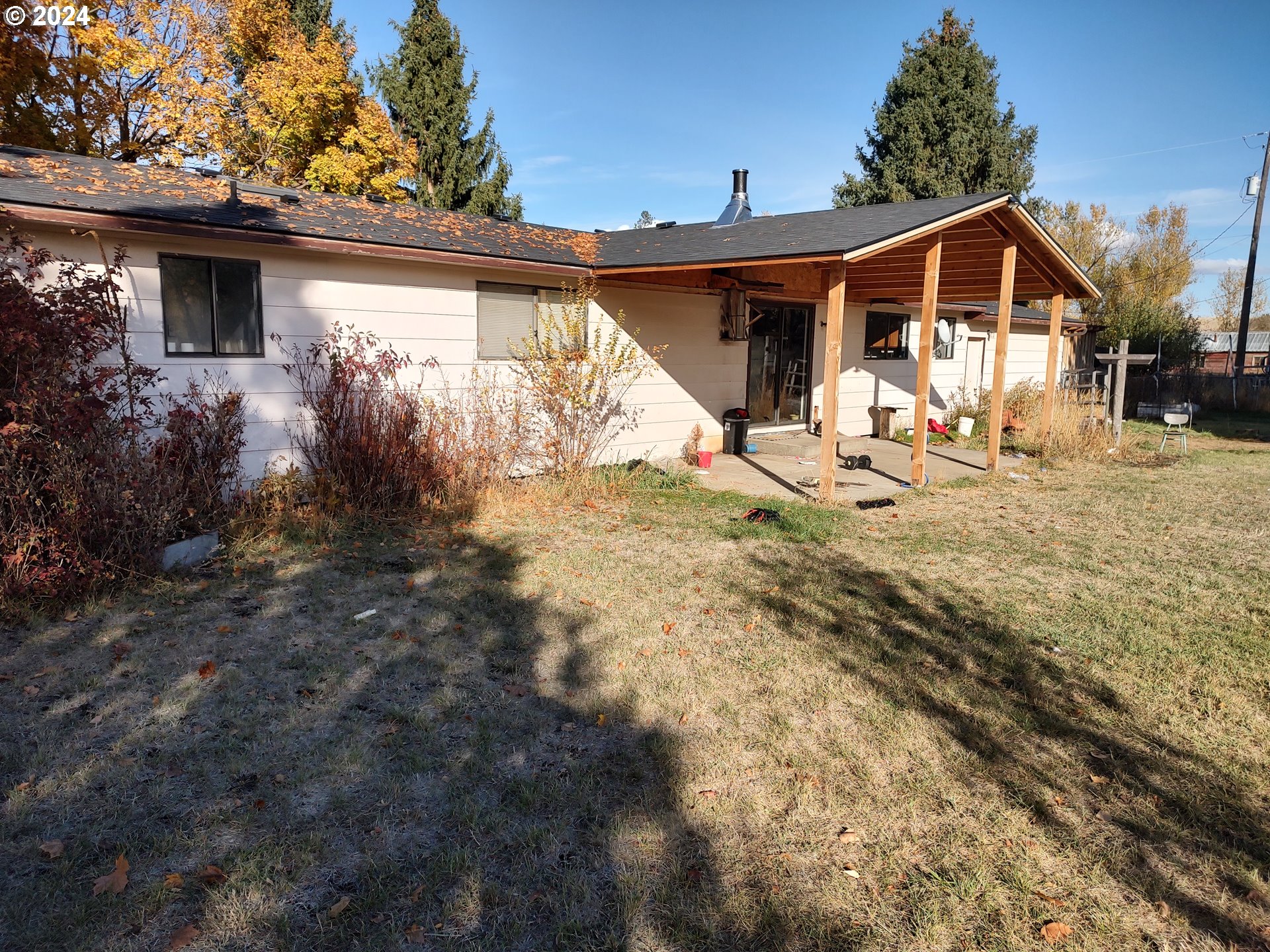 a view of a house with backyard