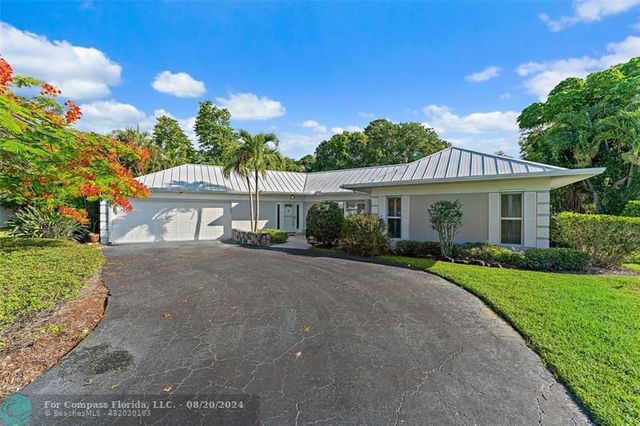 $789,900 | 3441 Southeast Court Drive | The Yacht and Country Club