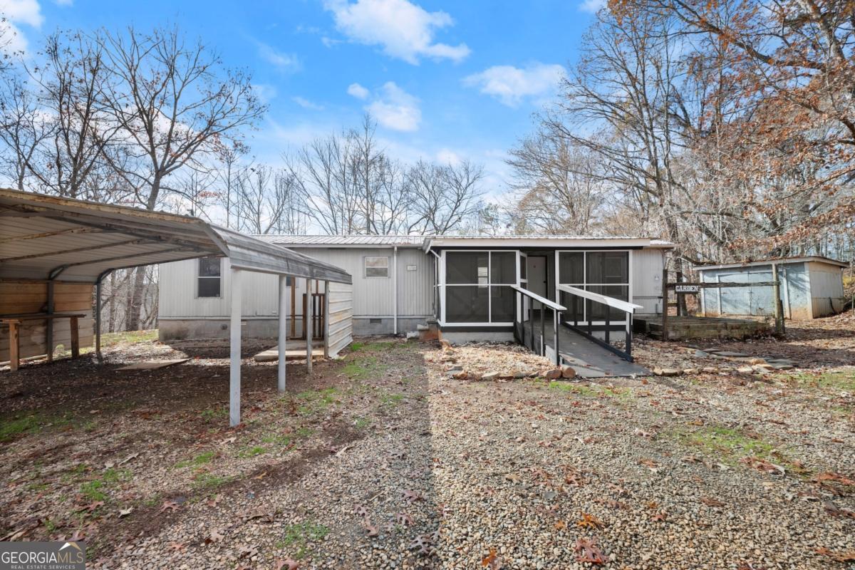 a view of a house with backyard