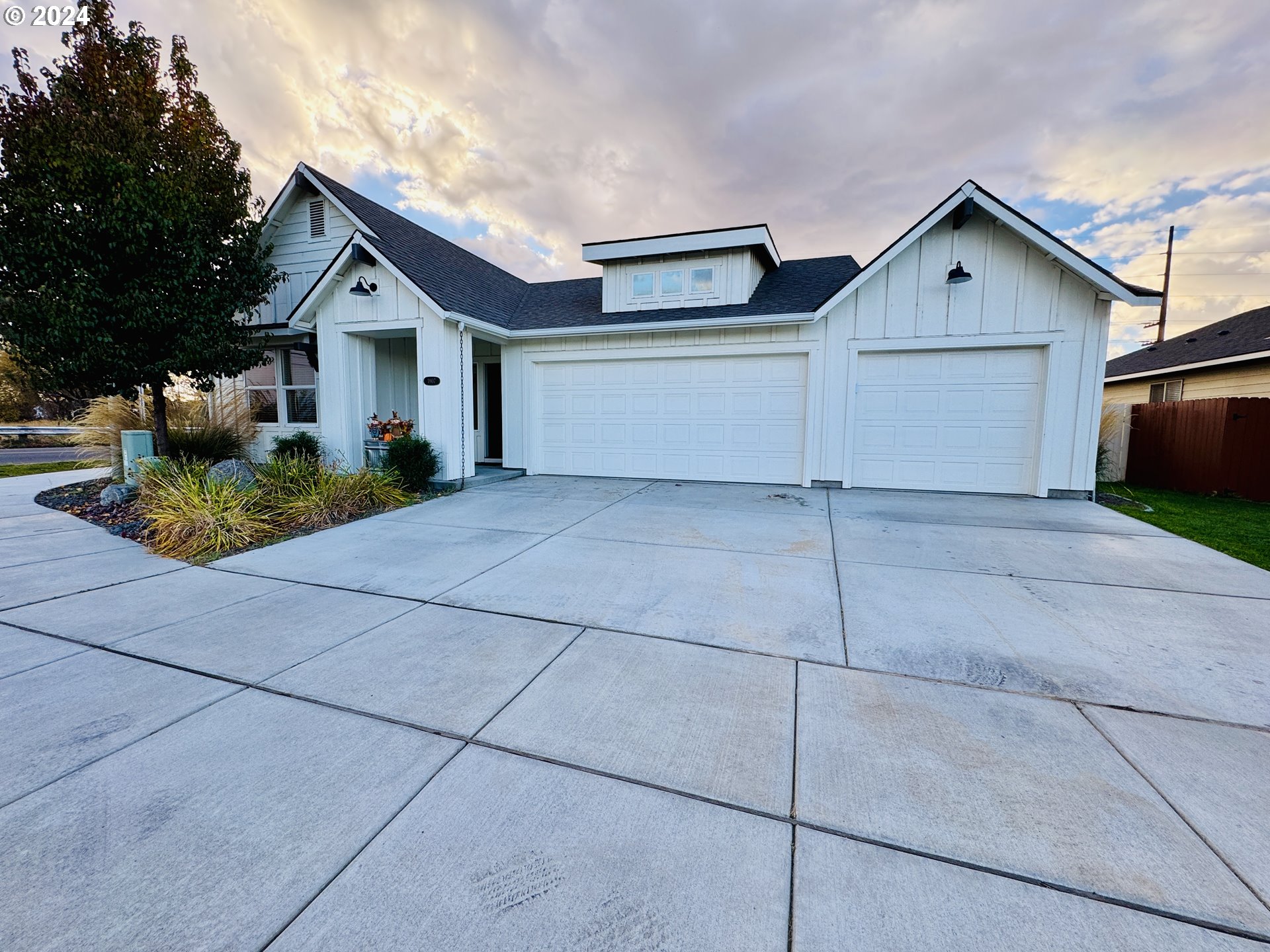 a view of a house with backyard