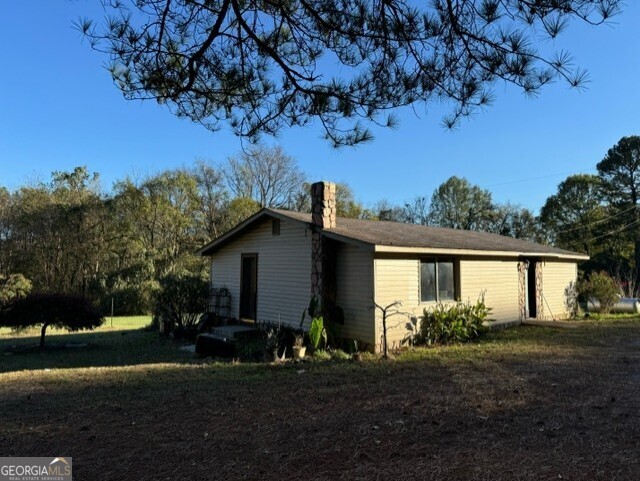 a view of a house with a yard