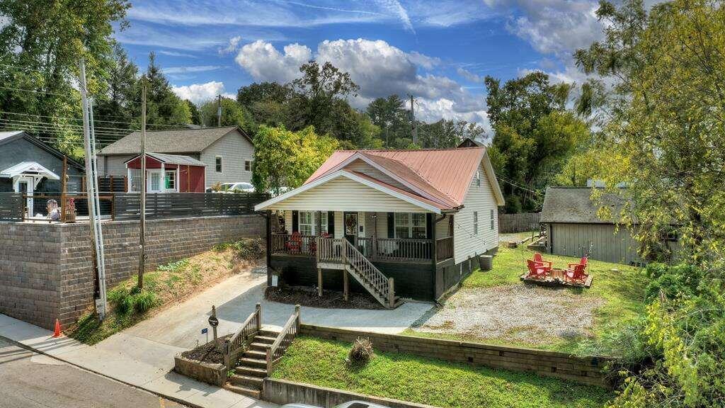 a view of a house with a yard