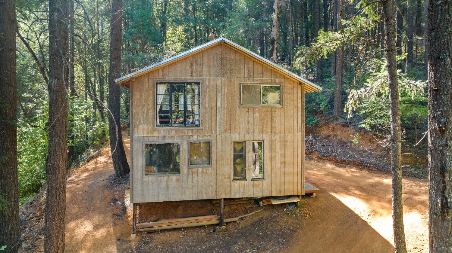 a view of a small house with backyard