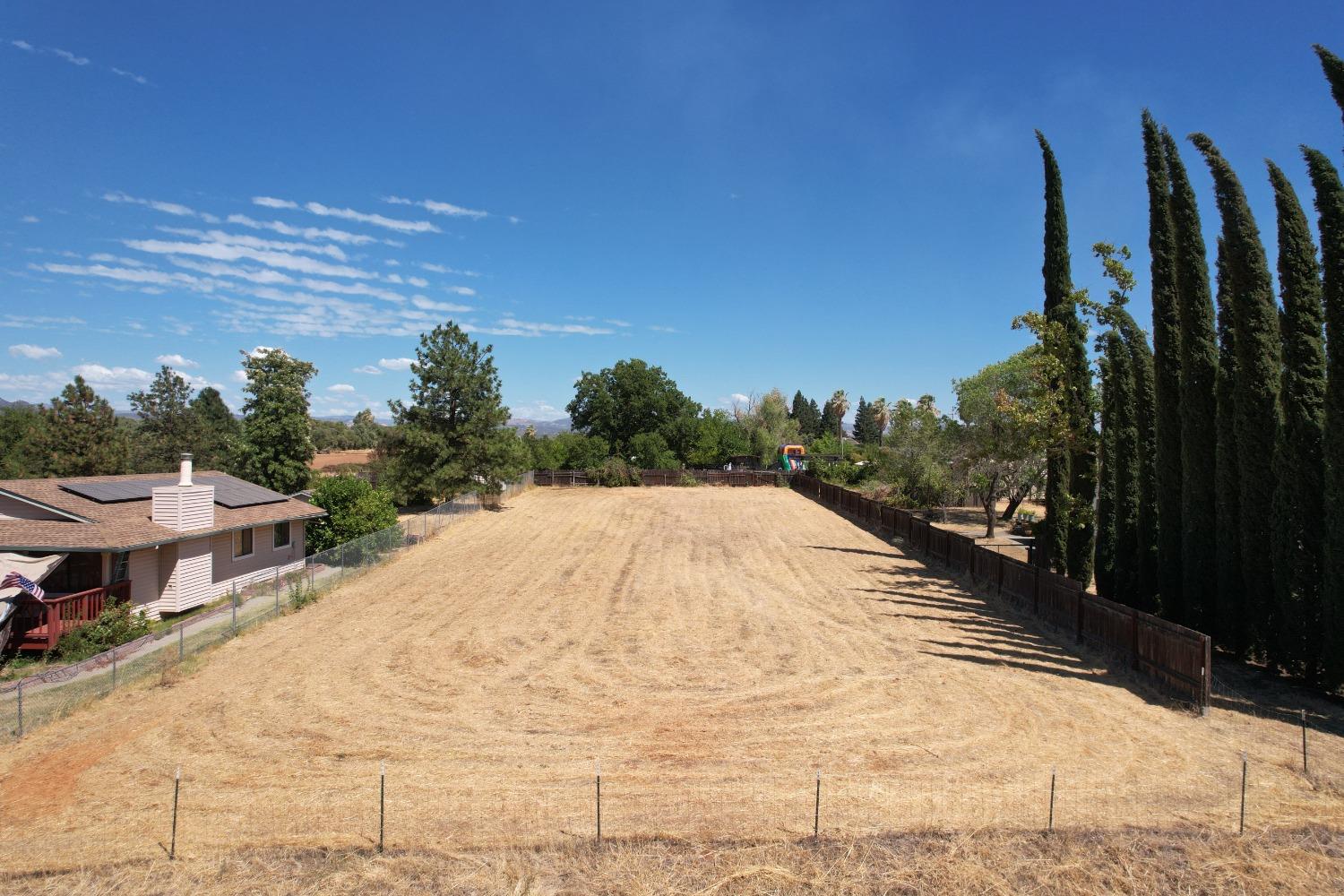 a view of a backyard