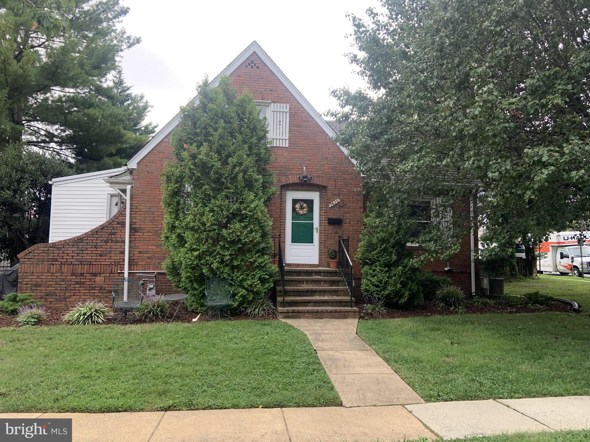 a view of a house with backyard and garden