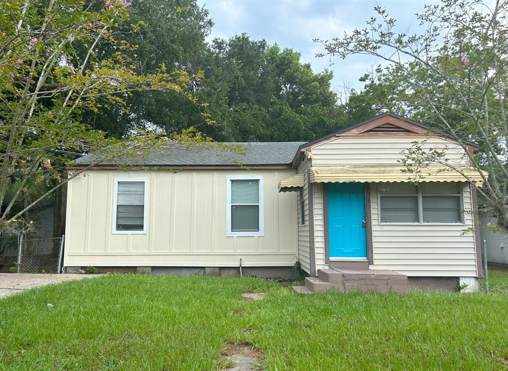 a view of a house with a backyard