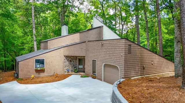 $750,000 | 4079 Southerland Drive Northeast | Loch Highland