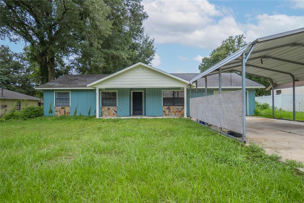 a view of a yard in front of house