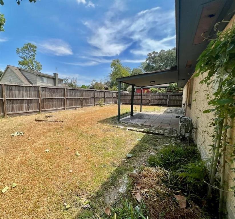 a view of a backyard