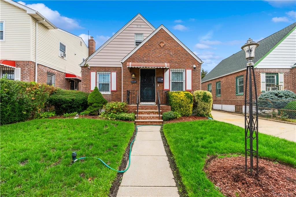 View of front of house featuring a front yard