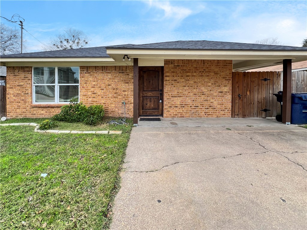 View of front of property featuring a front yard