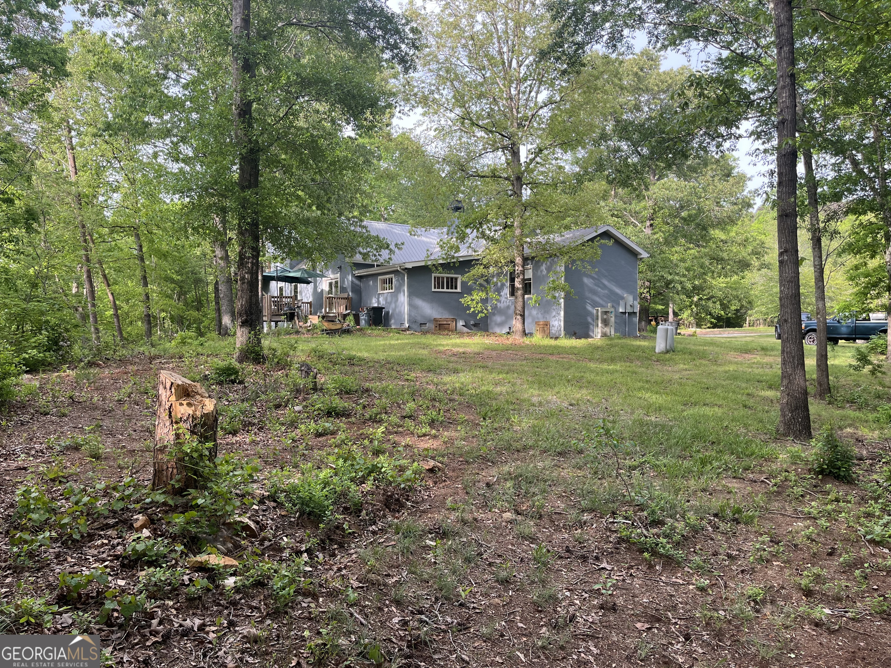 a view of a house with a yard