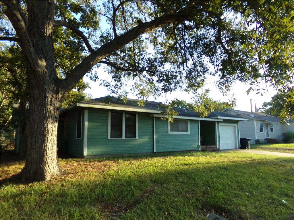 a view of a house with a backyard