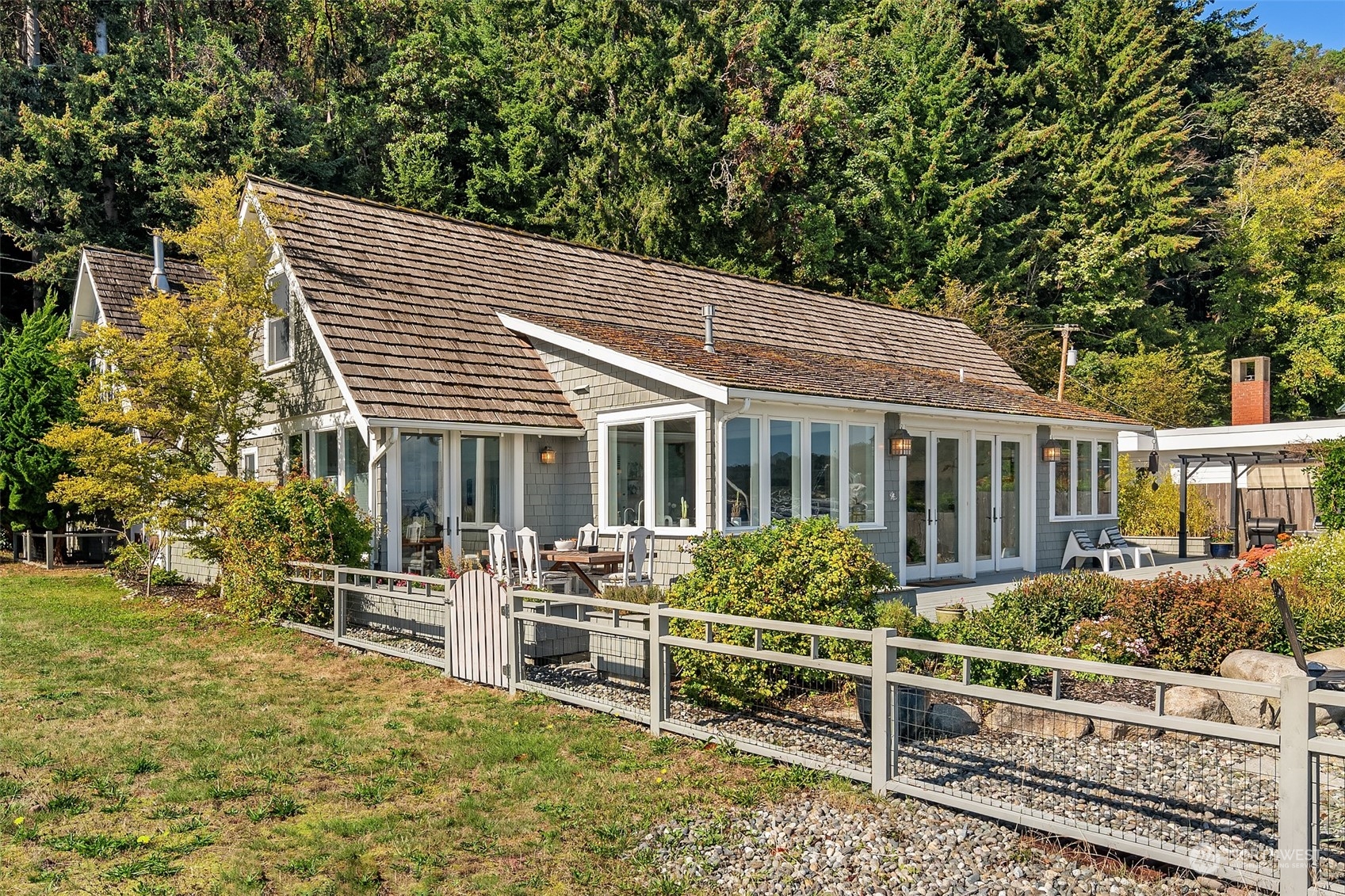 a view of a house with backyard and sitting area