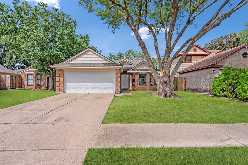 Welcome to 2527 Silver Trumpet! A light filled, modernized home zoned to Katy ISD!