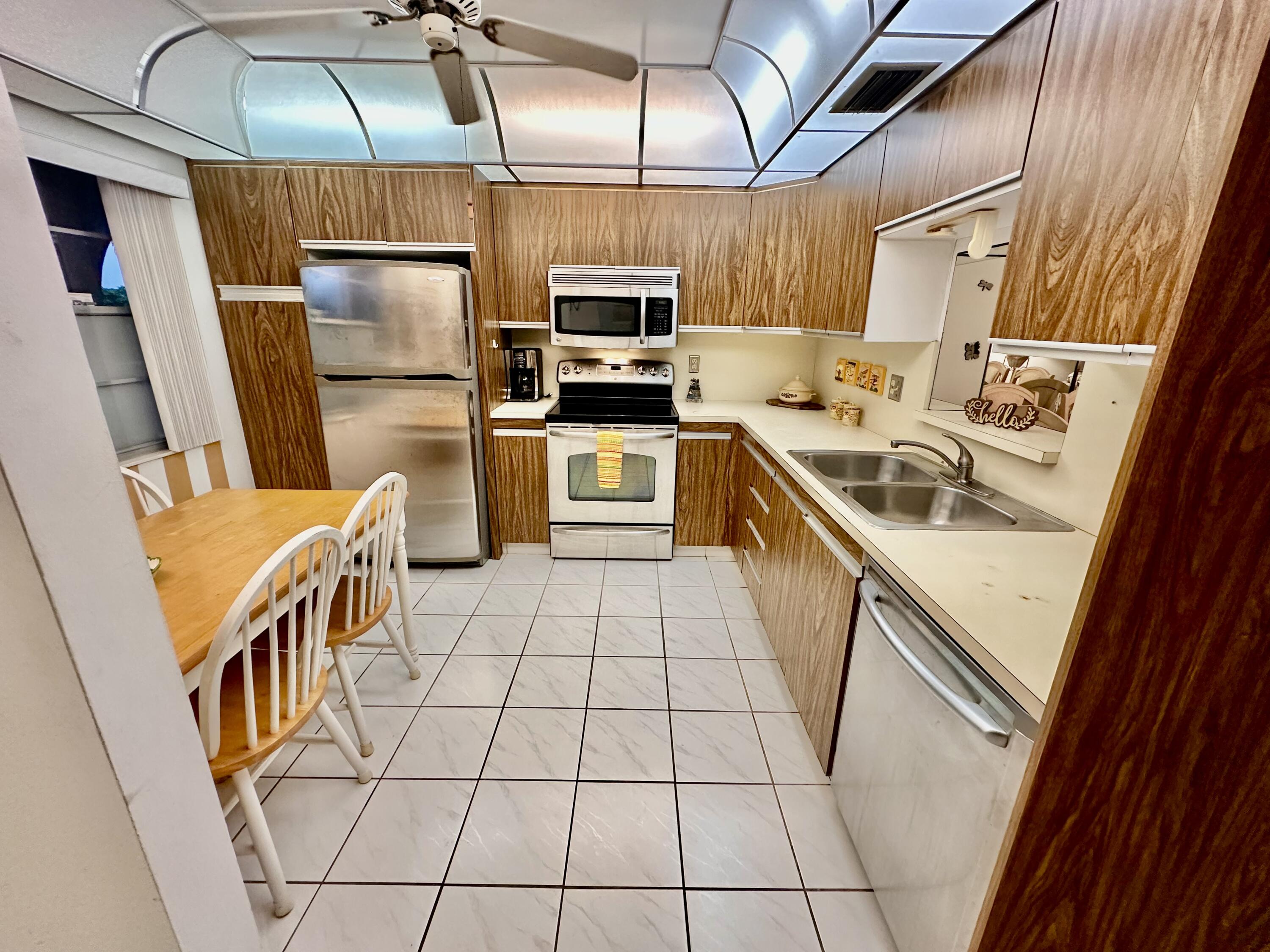 KITCHEN WITH STAINLESS1