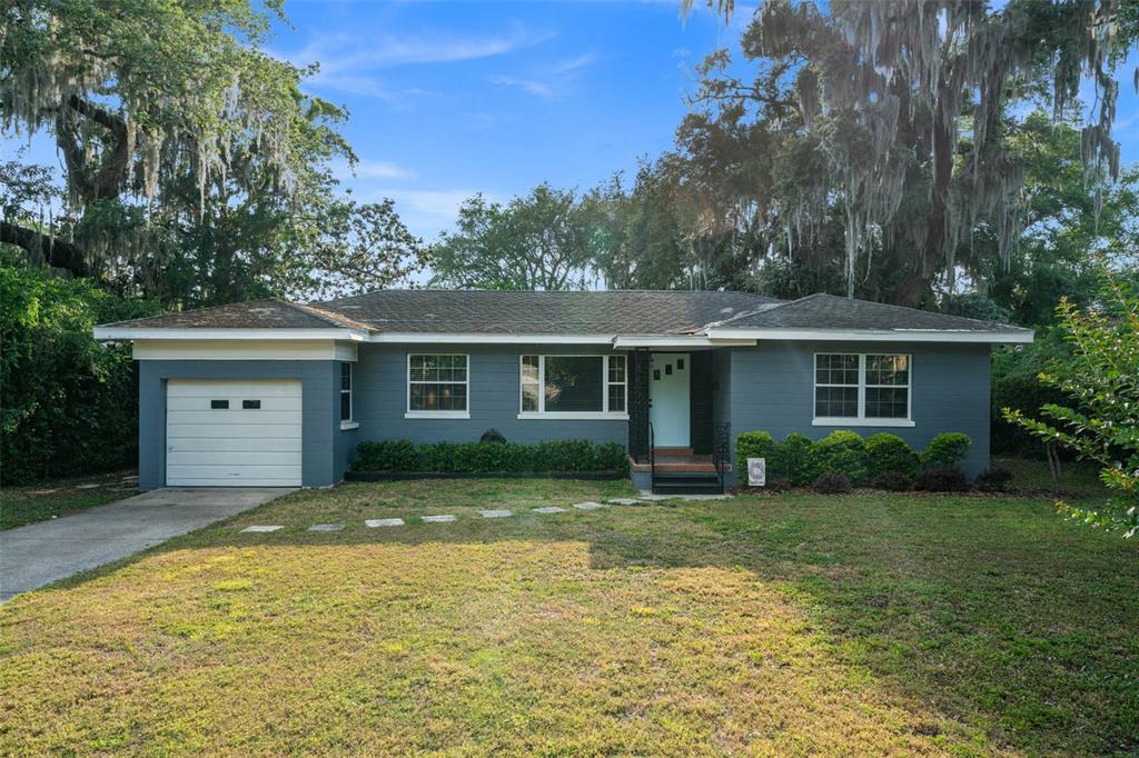 a view of a house with a yard