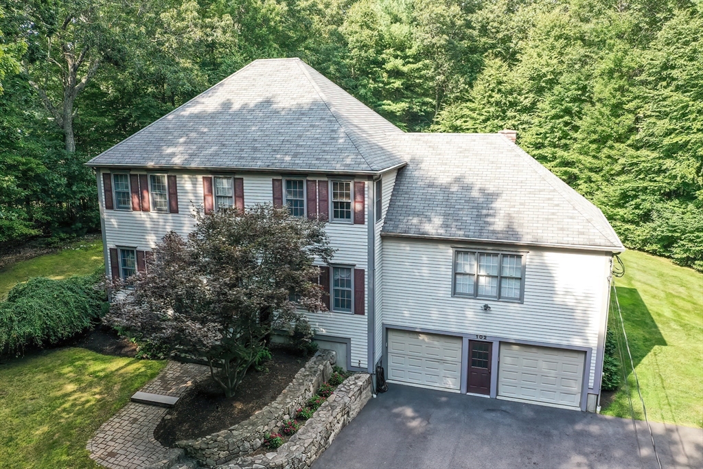 a view of a house with backyard and garden