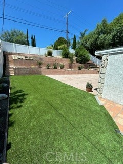 a view of a back yard